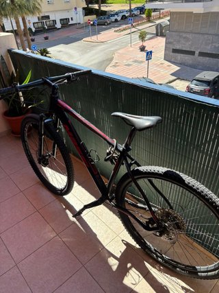 Bicicleta de Montaña Negra y Roja