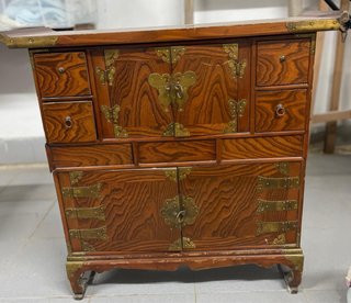 Aparador de madera estilo oriental