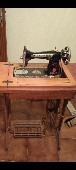 Máquina de coser antigua de madera y metal