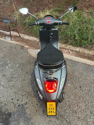 Vespa Sprint Gris y Rojo