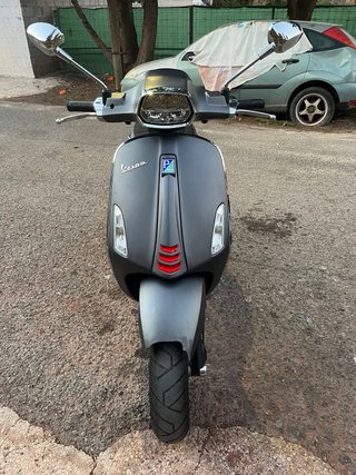 Vespa Sprint Gris y Rojo