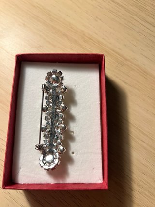 Spilla con strass color argento