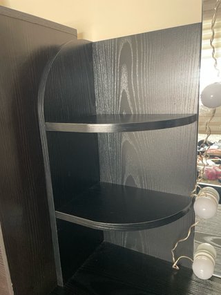 Tocador negro con luces