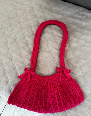 Borsa all'uncinetto rosa con fiocchetti