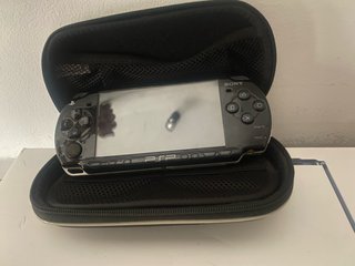 Sony PSP Slim Negra + Funda + FIFA 08