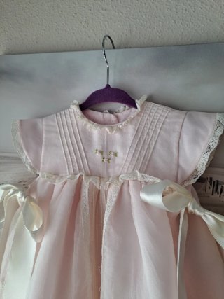 Vestido tipo faldón de organdí beige y rosa