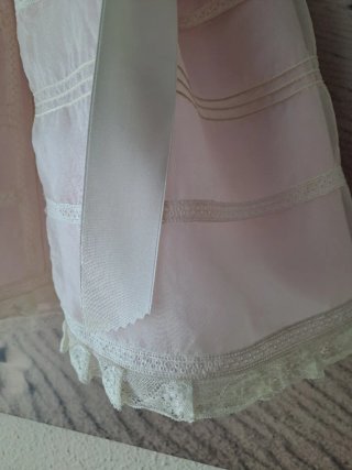 Vestido tipo faldón de organdí beige y rosa