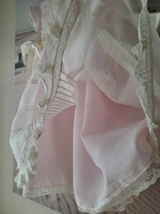 Vestido tipo faldón de organdí beige y rosa