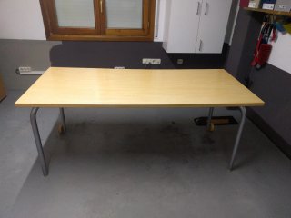Mesa de estudio grande madera y metal con ruedas.