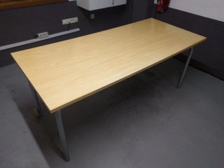 Mesa de estudio grande madera y metal con ruedas.