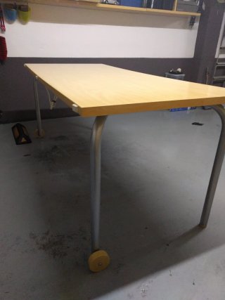 Mesa de estudio grande madera y metal con ruedas.