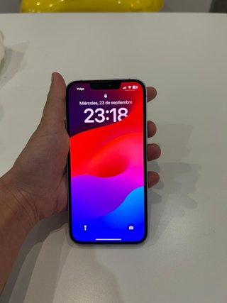 iPhone 14 Violeta