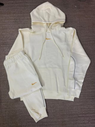 Conjunto Chándal Nike amarillo clarito.