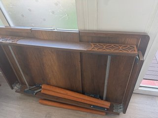 Mesa de comedor de madera