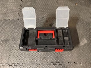 Caja de herramientas negra con compartimentos