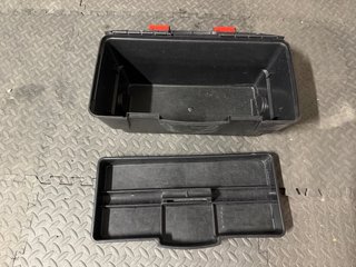 Caja de herramientas negra con compartimentos