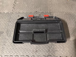 Caja de herramientas negra con compartimentos