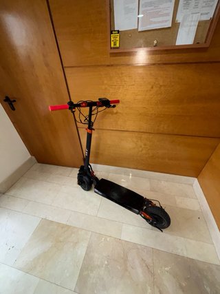 Patinete Eléctrico con Detalles en Naranja