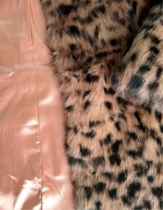 Abrigo pelo estampado animal forro rosa