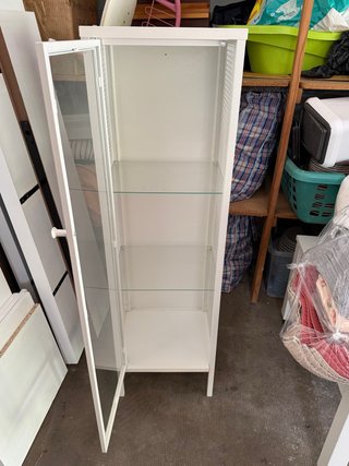 Vitrina Blanca con Estantes de Cristal