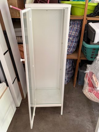 Vitrina Blanca con Estantes de Cristal