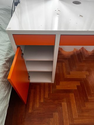 Escritorio IKEA MICKE Blanco y Naranja