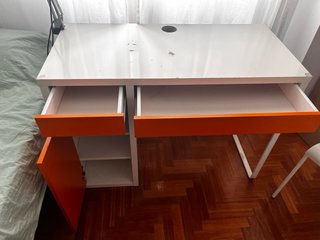 Escritorio IKEA MICKE Blanco y Naranja