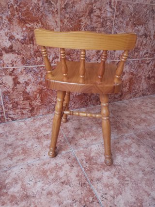 Juego de 4 sillas de madera