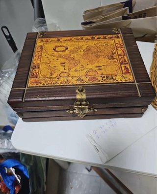 Caja de Madera con Mapa Antiguo