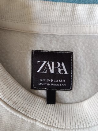 Sudadera beige Zara, 8-9 años. Tiene alguna mancha