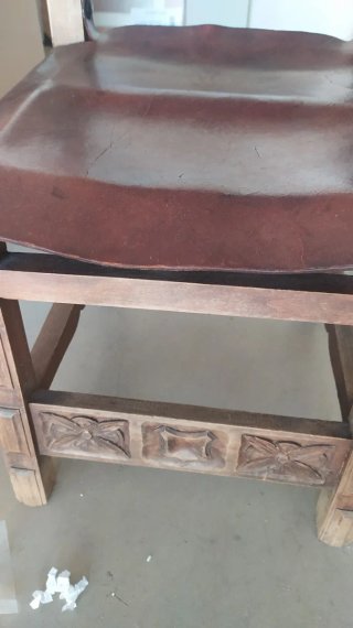 Silla antigua de madera y cuero