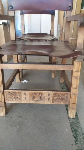 Silla antigua de madera y cuero