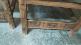 Silla antigua de madera y cuero