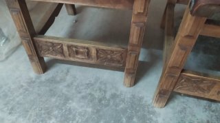 Silla antigua de madera y cuero