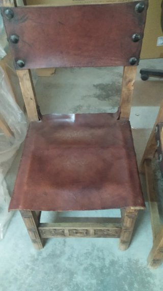 Silla antigua de madera y cuero