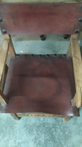Silla antigua de madera y cuero