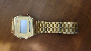 Reloj Digital Dorado WR Litio resistente al agua