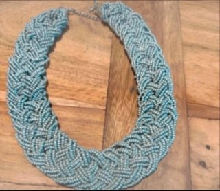 Collar de pedrería trenzado gris y turquesa