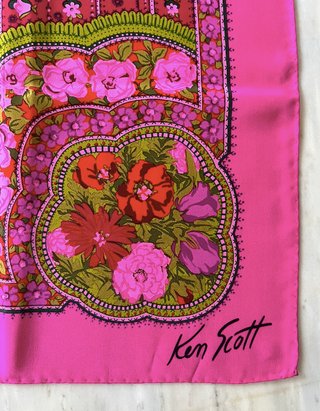 Pañuelo floral rosa vintage de Ken Scott