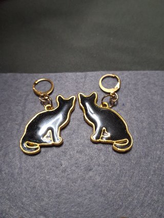 Pendientes gato negro asimétricos,  Artesanía