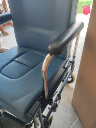 Sedia a rotelle blu