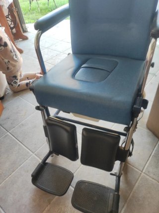 Sedia a rotelle blu