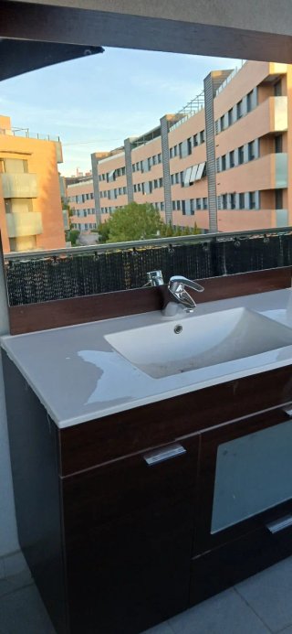 Mueble de baño con espejo y grifo