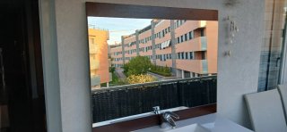 Mueble de baño con espejo y grifo