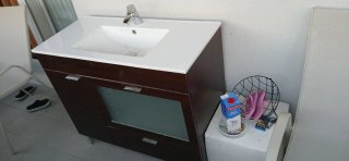 Mueble de baño con espejo y grifo