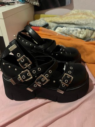Botas Negras con Plataforma y Pinchos