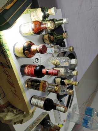 Collezione di 27 piccole bottiglie di alcol antico