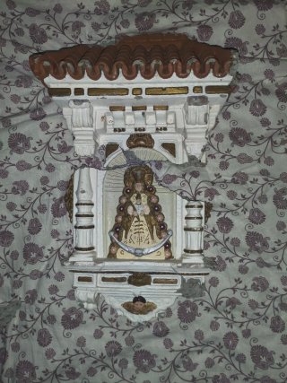 Azulejo Virgen del Rocío antiguo y roto.
