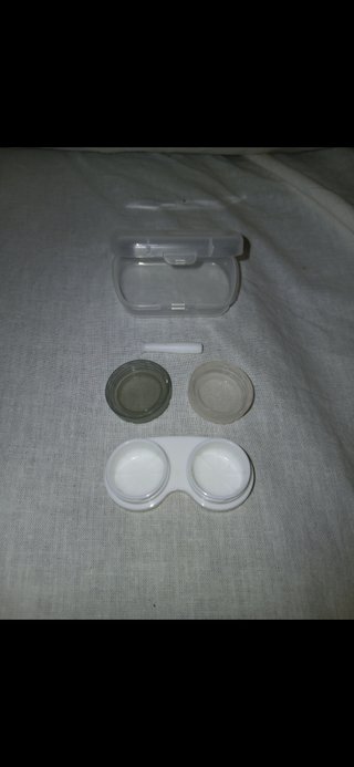 Estuche de lentillas gris y blanco