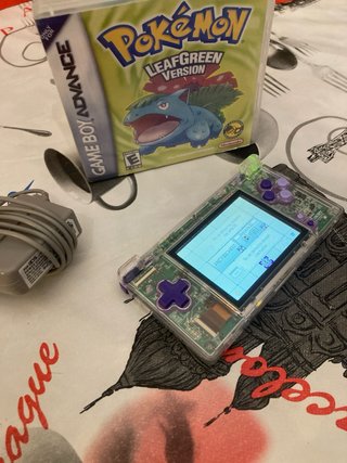 Nintendo Game Boy Advance y Pokémon Hoja Verde